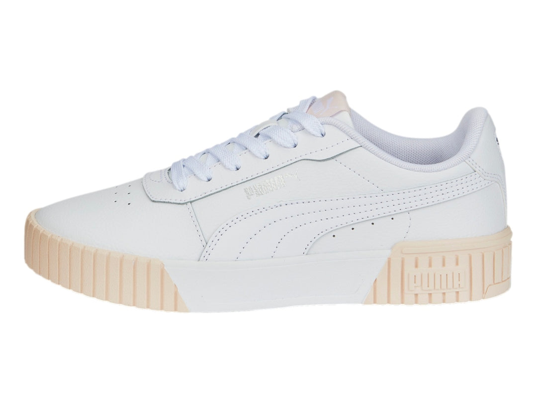 Tenis PUMA Carina 2.0 color blanco con suela en tono rosa pálido.