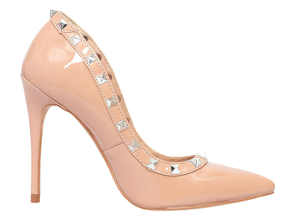 Zapato de tacón alto Steve Madden color blush con detalles de tachuelas plateadas y acabado brillante.