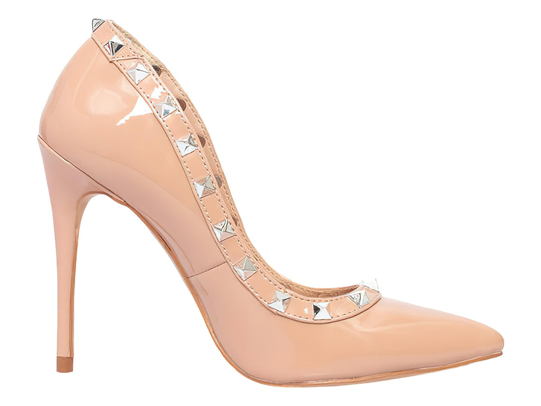 Zapato de tacón alto Steve Madden color blush con detalles de tachuelas plateadas y acabado brillante.