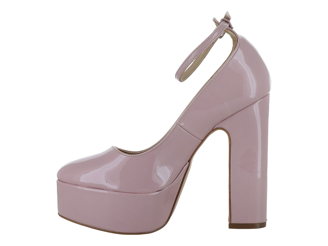 Zapato de tacón alto y plataforma en color rosa brillante con correa ajustable al tobillo.