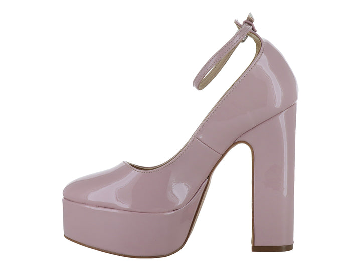 Zapato de tacón alto y plataforma en color rosa brillante con correa ajustable al tobillo.