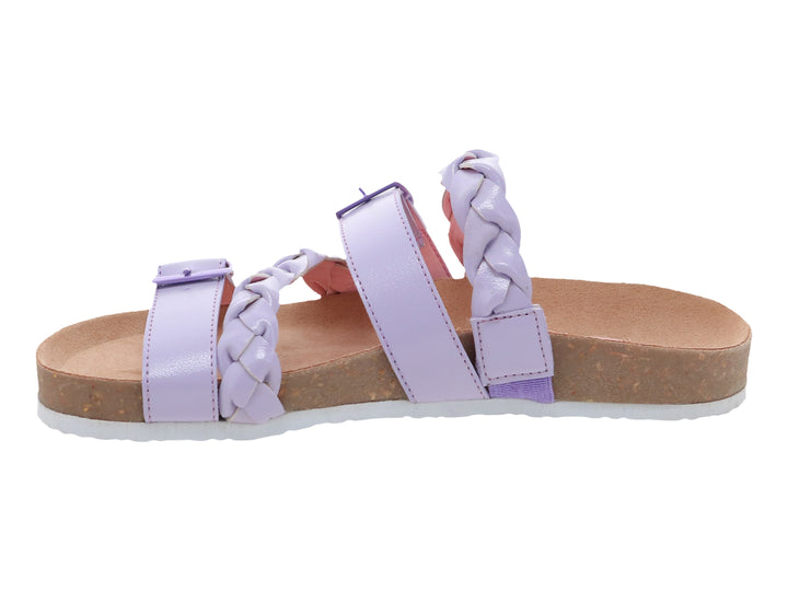 Sandalias color lavanda con tiras trenzadas, hebillas y suela de corcho sobre fondo blanco.