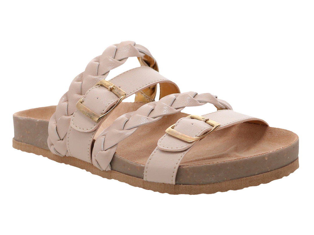 Sandalias color avena con tiras trenzadas, hebillas doradas y suela de plataforma.