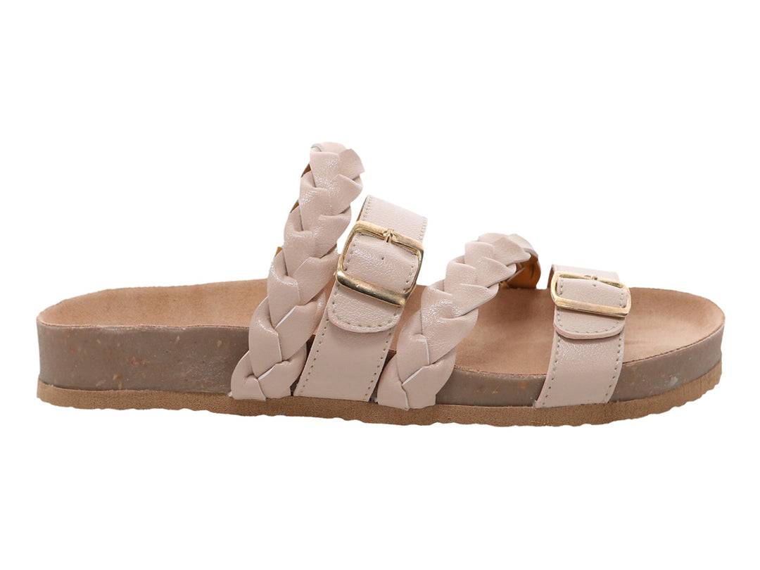 Sandalias color avena con tiras trenzadas, hebillas doradas y suela de plataforma.