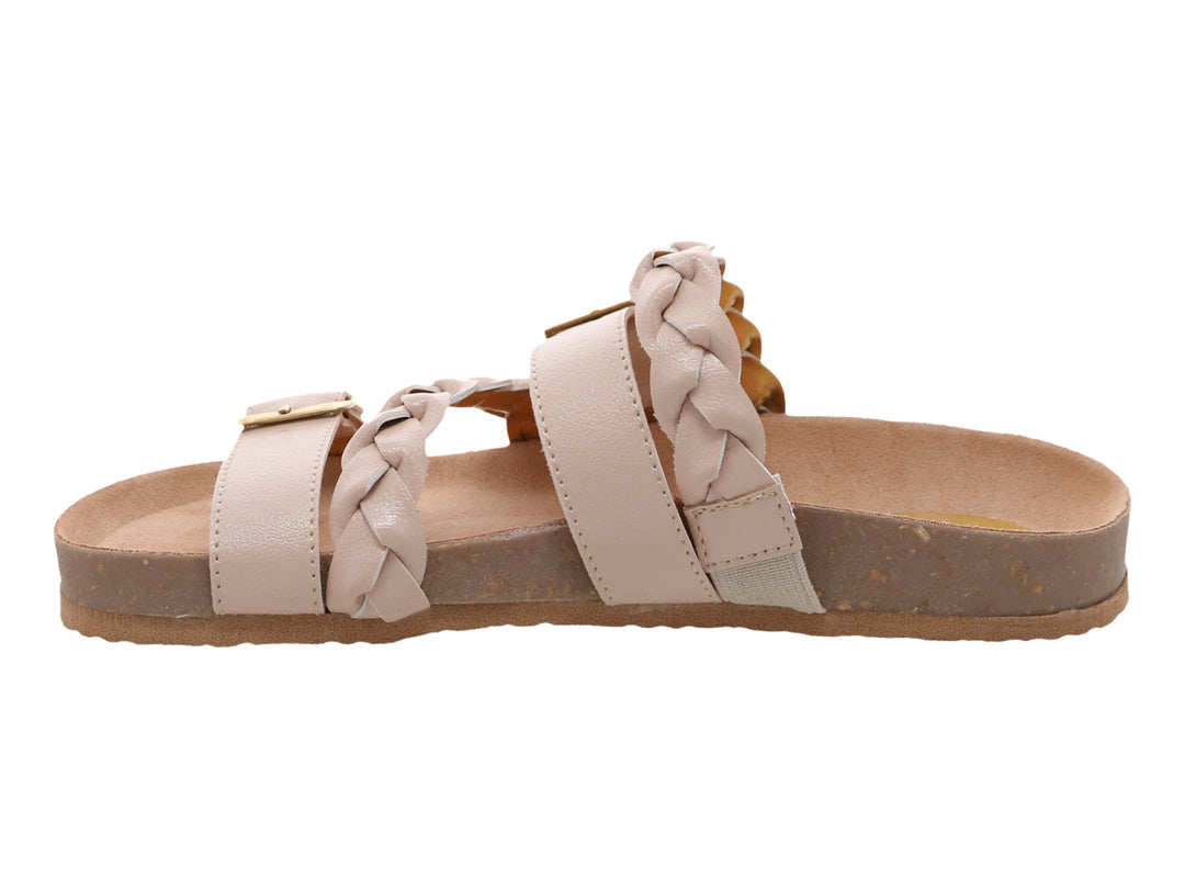 Sandalias color avena con tiras trenzadas, hebillas doradas y suela de plataforma.