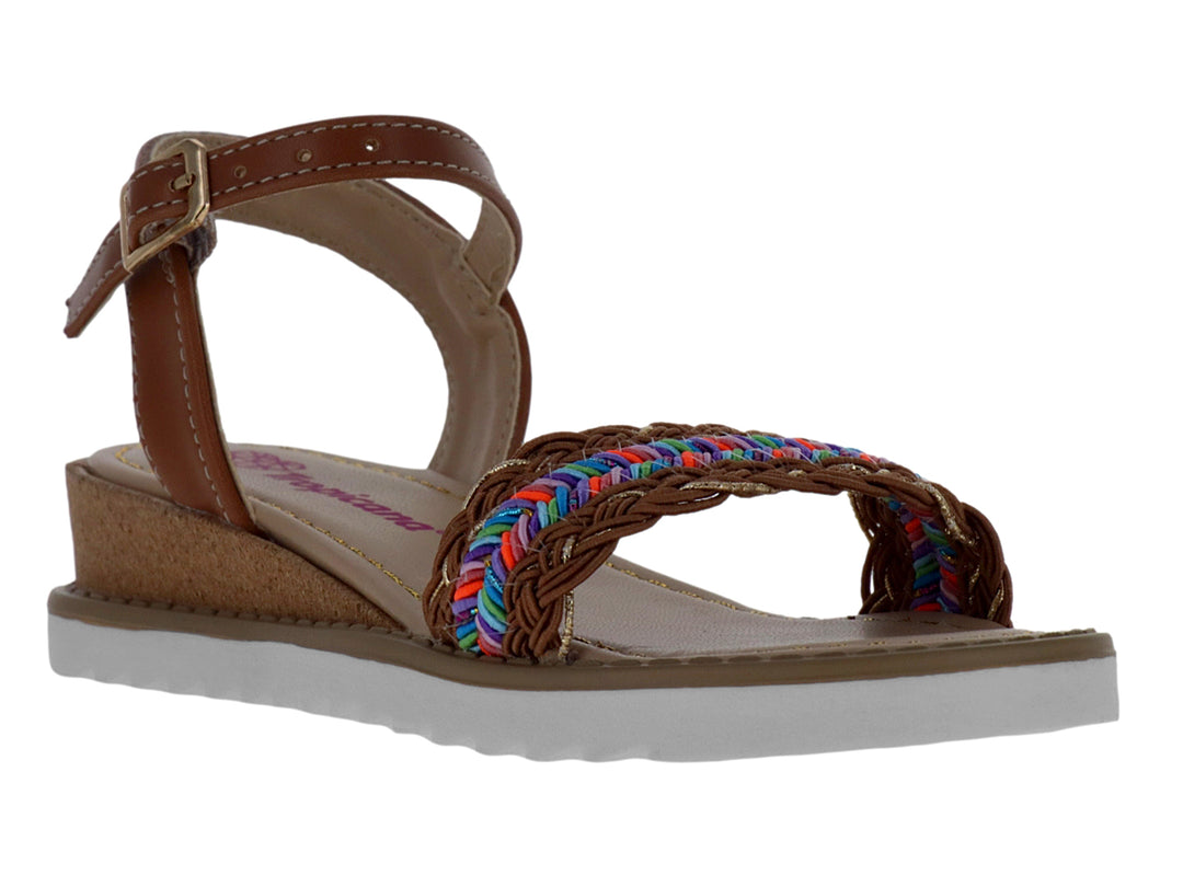 Sandalia color café con correa trenzada multicolor y suela blanca.