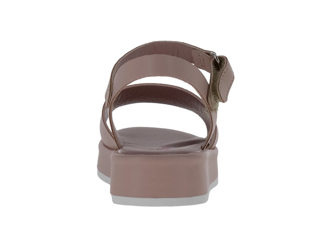 Sandalia de plataforma color nude con correa ajustable al tobillo y suela blanca.