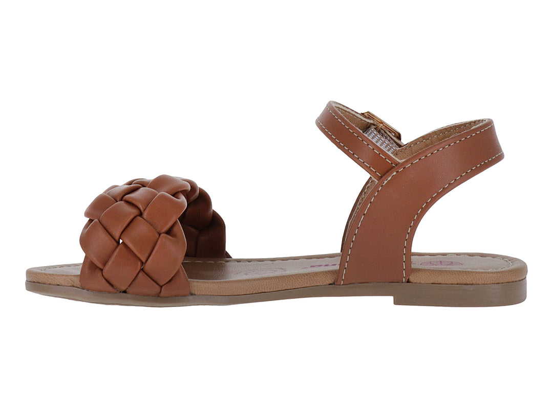 Sandalia color marrón con tira trenzada y correa ajustable con hebilla dorada.