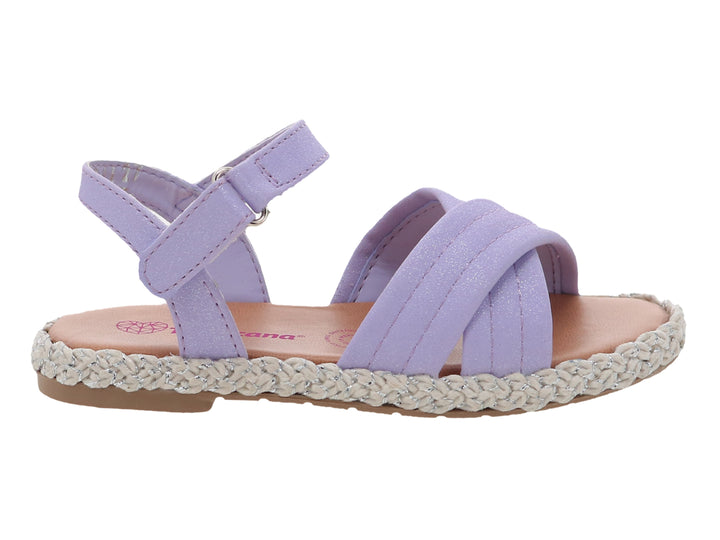 Sandalia para niña color lavanda con acabado brillante, tiras cruzadas y suela blanca con textura trenzada.