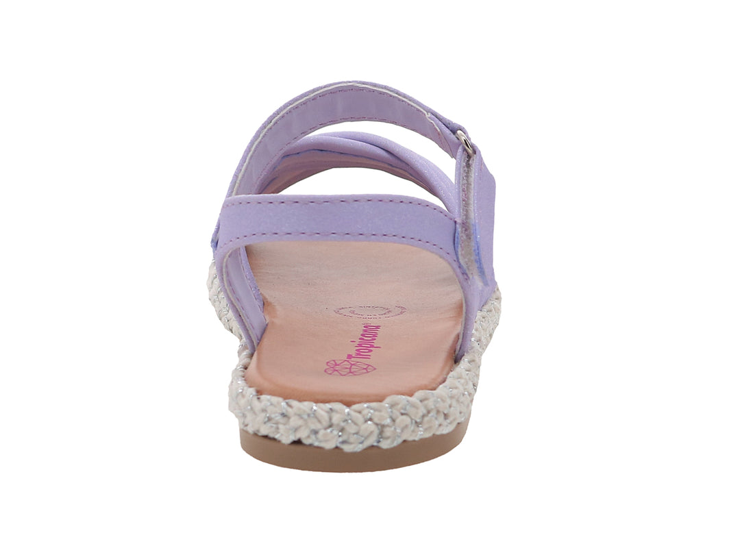 Sandalia para niña color lavanda con acabado brillante, tiras cruzadas y suela blanca con textura trenzada.