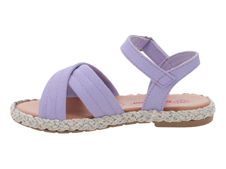 Sandalia para niña color lavanda con acabado brillante, tiras cruzadas y suela blanca con textura trenzada.