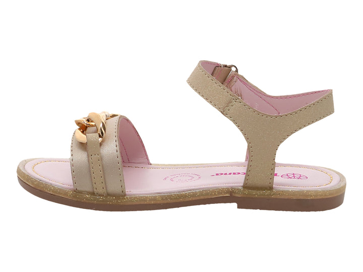Sandalia color platina con detalle de cadena dorada y plantilla rosa para niña.