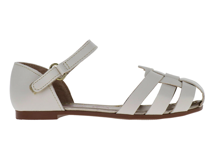 Sandalia infantil color beige con tiras entrelazadas y suela marrón.