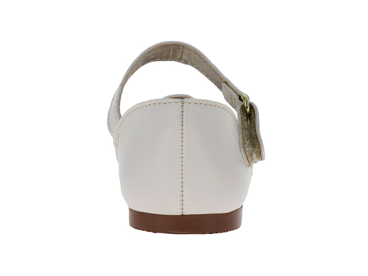 Sandalia infantil color beige con tiras entrelazadas y suela marrón.