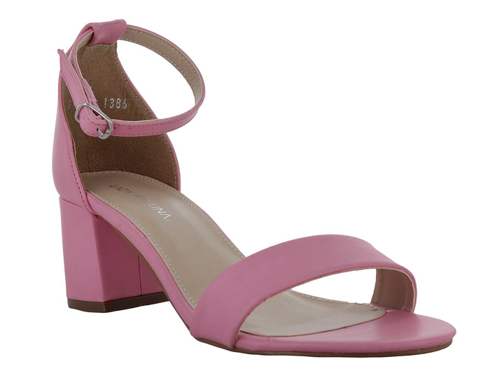 Sandalia color rosa chicle con tacón cuadrado y correa ajustable al tobillo.