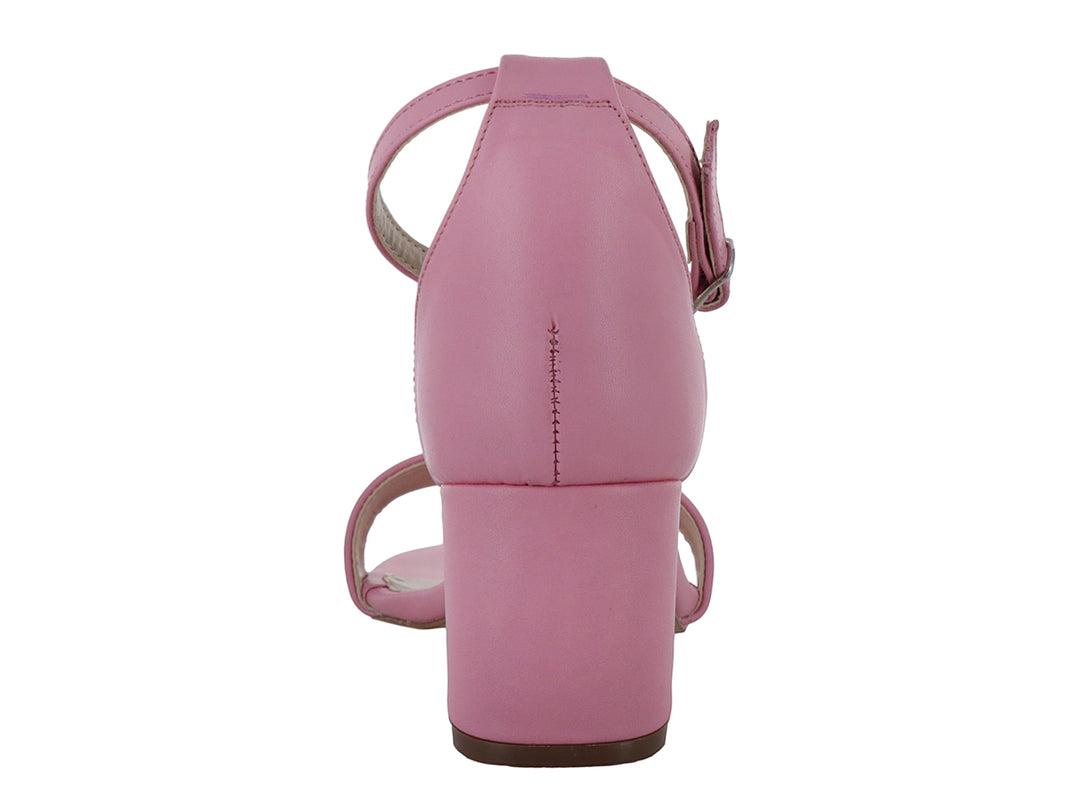 Sandalia color rosa chicle con tacón cuadrado y correa ajustable al tobillo.