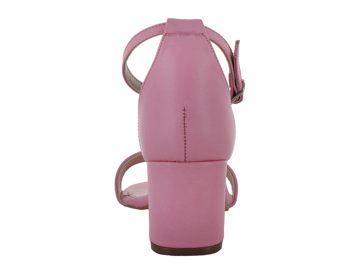 Sandalia color rosa chicle con tacón cuadrado y correa ajustable al tobillo.