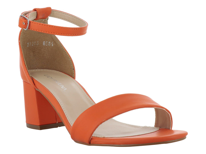 Sandalia de tacón cuadrado color naranja con correa al tobillo y plantilla beige.