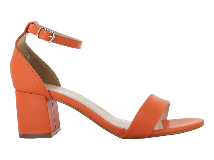 Sandalia de tacón cuadrado color naranja con correa al tobillo y plantilla beige.