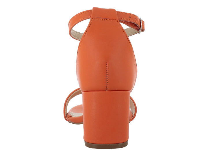 Sandalia de tacón cuadrado color naranja con correa al tobillo y plantilla beige.