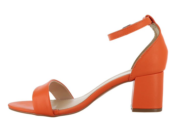 Sandalia de tacón cuadrado color naranja con correa al tobillo y plantilla beige.