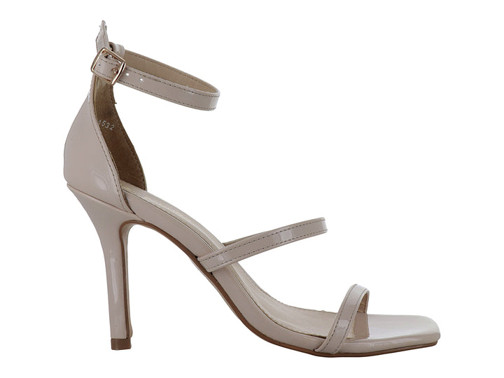 Sandalia elegante color ivory en acabado charol brillante con tacón alto y tiras finas.