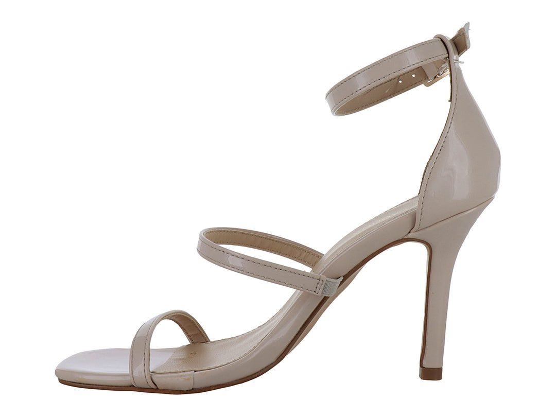 Sandalia elegante color ivory en acabado charol brillante con tacón alto y tiras finas.