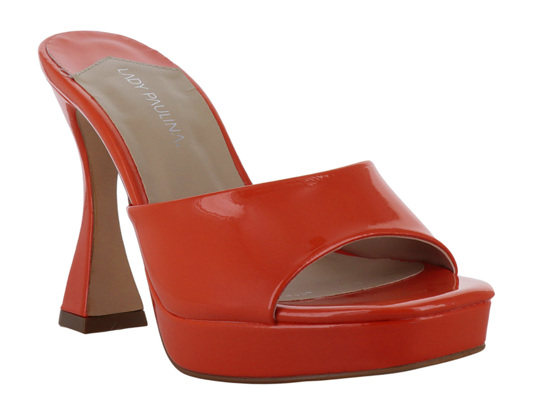 Sandalia de mujer color naranja en acabado charol brillante con tacón cuadrado y plataforma.