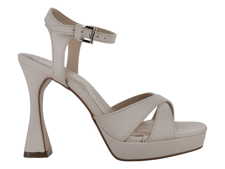 Sandalia color creme de la marca Lady Paulina con tacón grueso, plataforma y correa ajustable al tobillo.