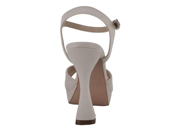 Sandalia color creme de la marca Lady Paulina con tacón grueso, plataforma y correa ajustable al tobillo.