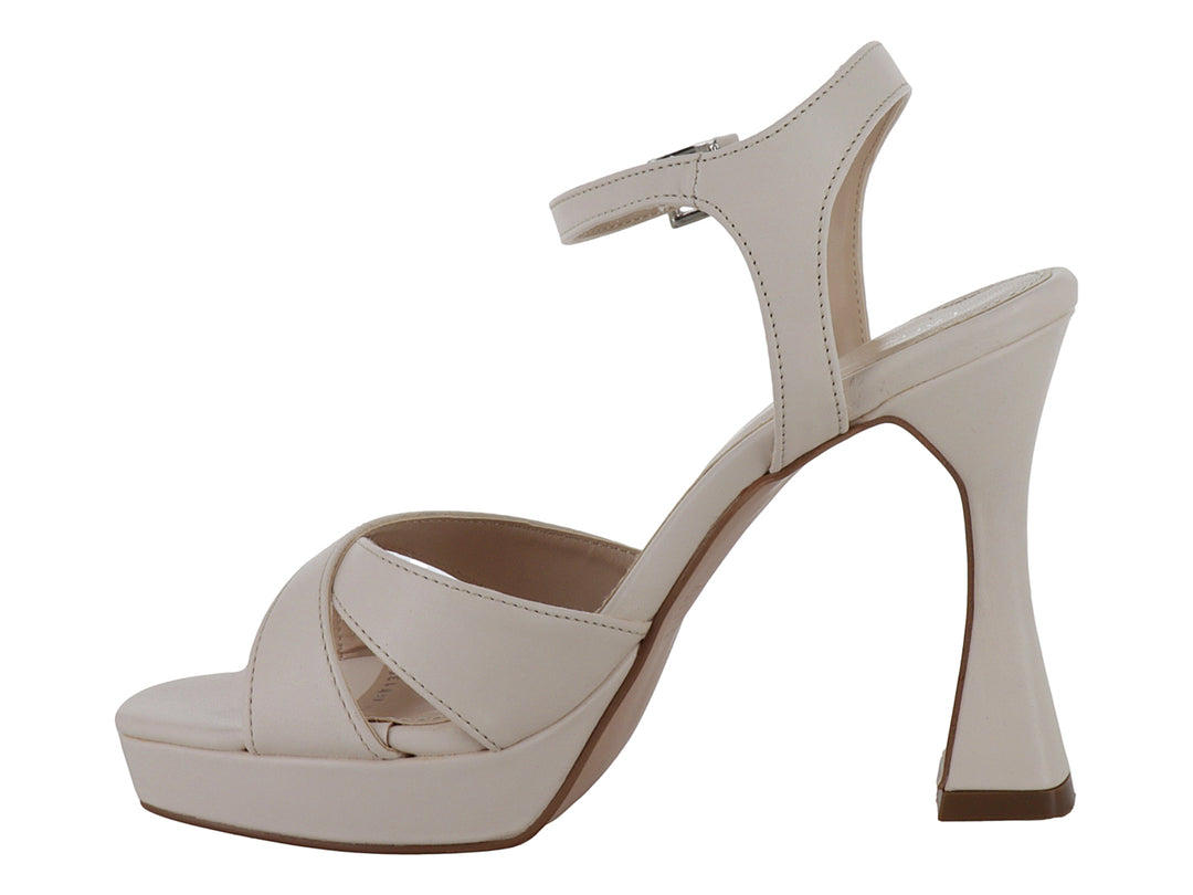 Sandalia color creme de la marca Lady Paulina con tacón grueso, plataforma y correa ajustable al tobillo.