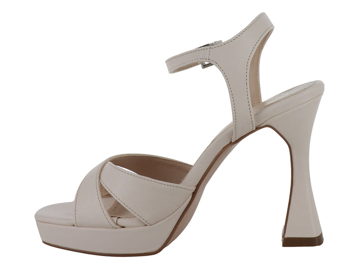 Sandalia color creme de la marca Lady Paulina con tacón grueso, plataforma y correa ajustable al tobillo.