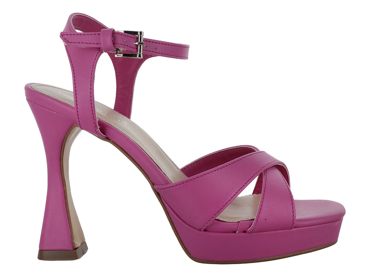 Sandalias Lady Paulina color pitaya con tacón grueso, plataforma y correa ajustable al tobillo.