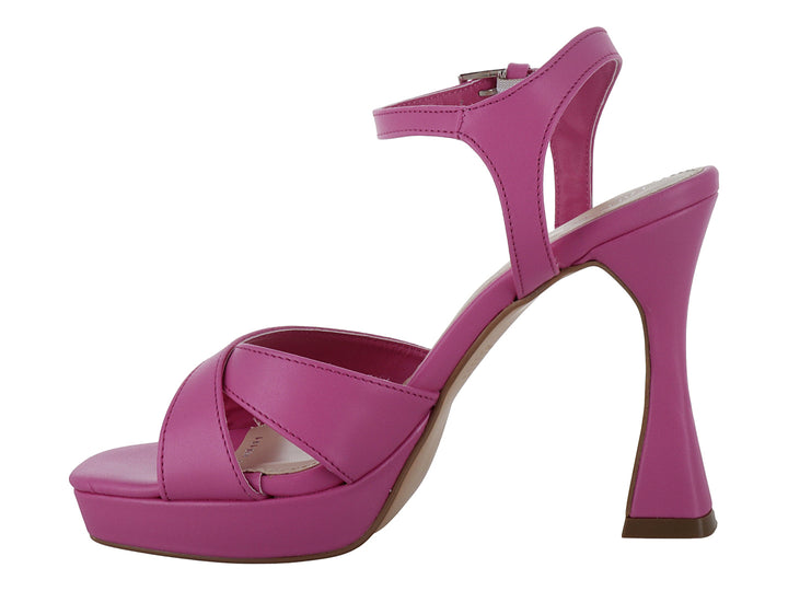 Sandalias Lady Paulina color pitaya con tacón grueso, plataforma y correa ajustable al tobillo.