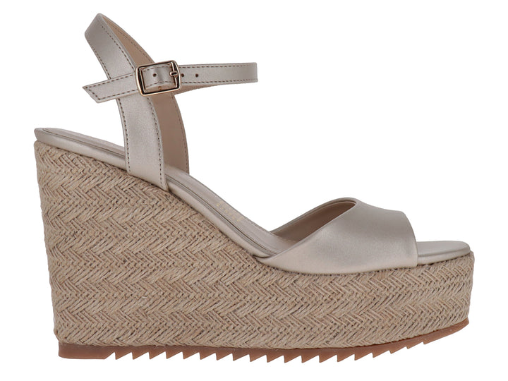 Sandalia Lady Paulina color platina con plataforma de yute trenzado y correa ajustable al tobillo.