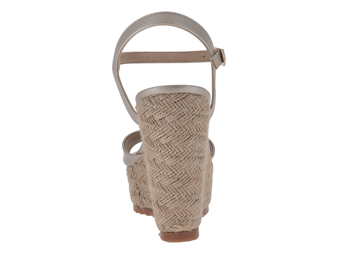 Sandalia Lady Paulina color platina con plataforma de yute trenzado y correa ajustable al tobillo.
