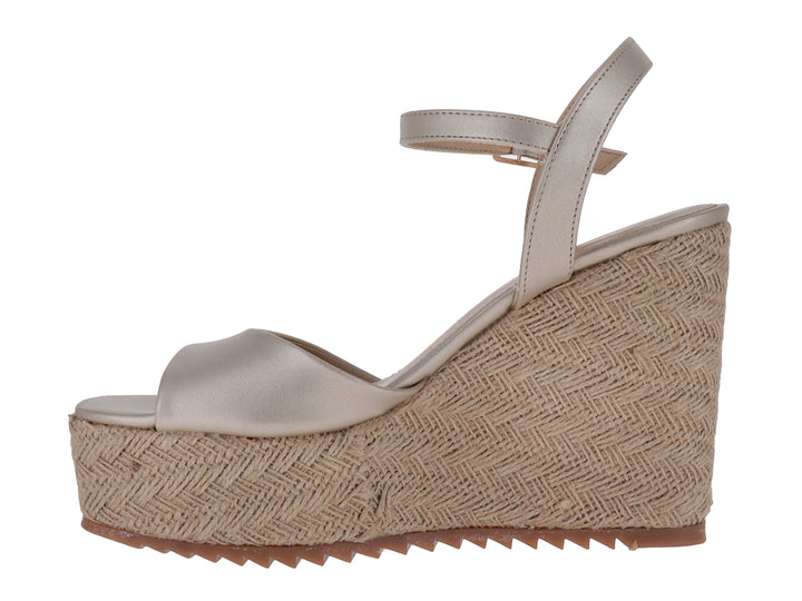 Sandalia Lady Paulina color platina con plataforma de yute trenzado y correa ajustable al tobillo.