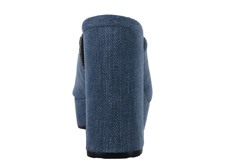 Sandalia de plataforma y tacón grueso en color azul cielo con textura de mezclilla para mujer.
