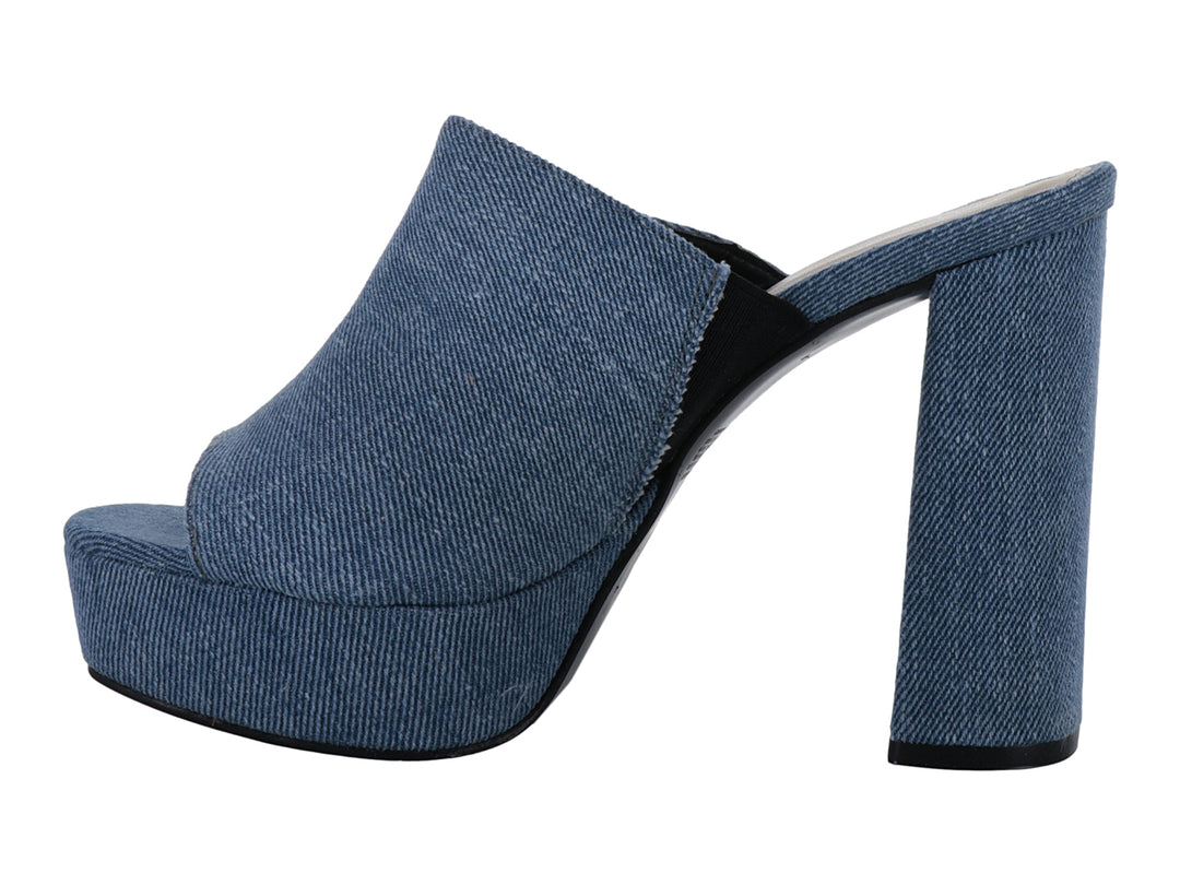Sandalia de plataforma y tacón grueso en color azul cielo con textura de mezclilla para mujer.