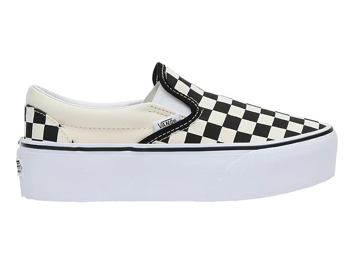 Zapato VANS slip-on de plataforma con diseño de cuadros en blanco y negro.