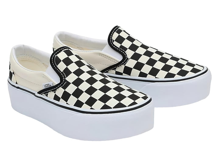 Zapato VANS slip-on de plataforma con diseño de cuadros en blanco y negro.