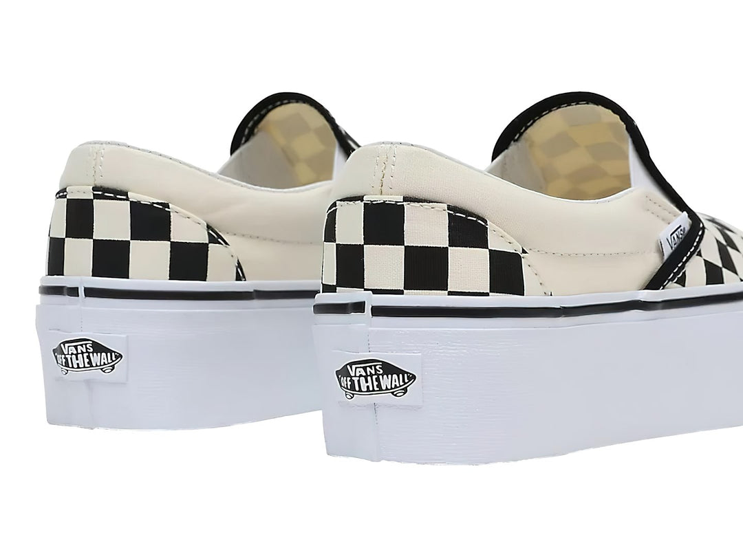 Zapato VANS slip-on de plataforma con diseño de cuadros en blanco y negro.