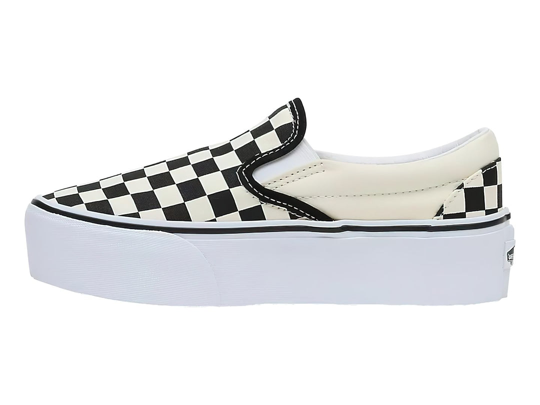 Zapato VANS slip-on de plataforma con diseño de cuadros en blanco y negro.