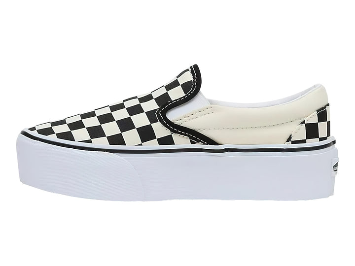 Zapato VANS slip-on de plataforma con diseño de cuadros en blanco y negro.