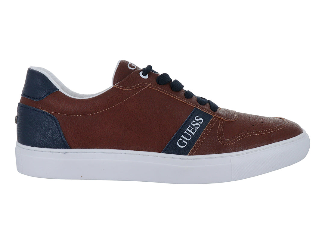 Tenis Guess color marrón con detalles en azul marino y suela blanca.