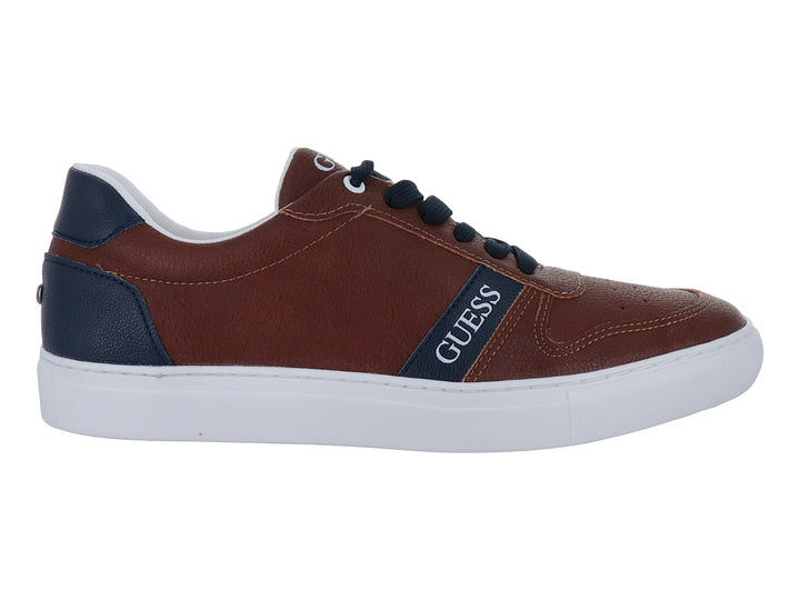 Tenis Guess color marrón con detalles en azul marino y suela blanca.