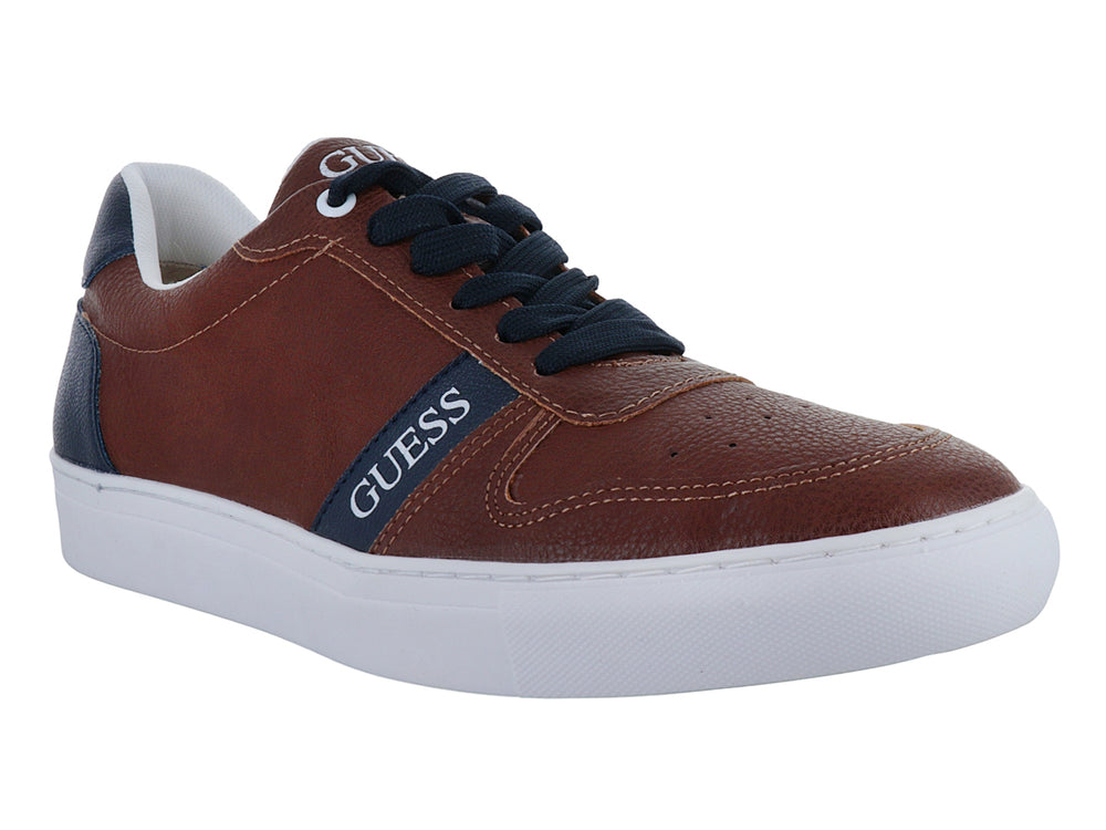Tenis Guess color marrón con detalles en azul marino y suela blanca.