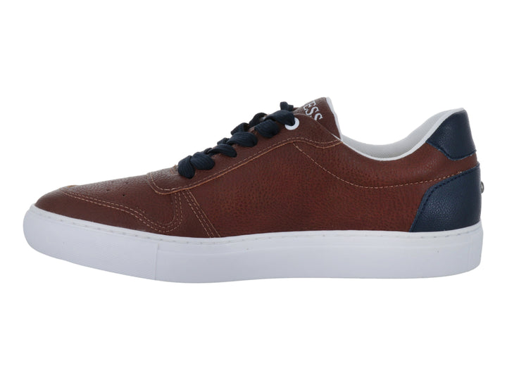 Tenis Guess color marrón con detalles en azul marino y suela blanca.