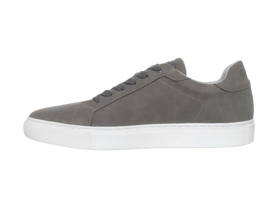 Tenis casuales Guess de color gris con suela blanca y agujetas a juego.