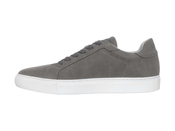 Tenis casuales Guess de color gris con suela blanca y agujetas a juego.